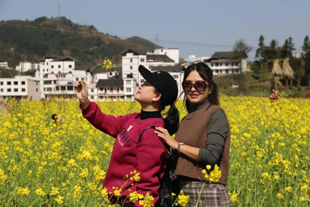 春天来了在阳光明媚的田间地头,在绿意盎然的林间小路,在明艳绽放的