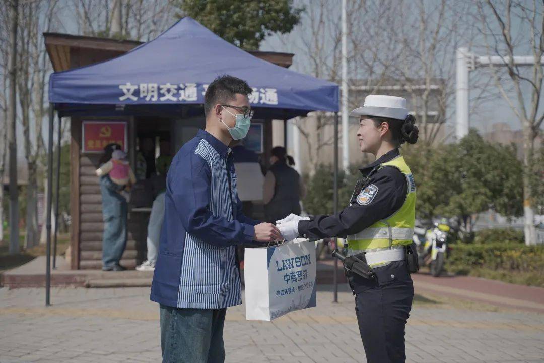 热血铸警魂敬城市女英雄安徽中商罗森女神节致敬交警公益行动