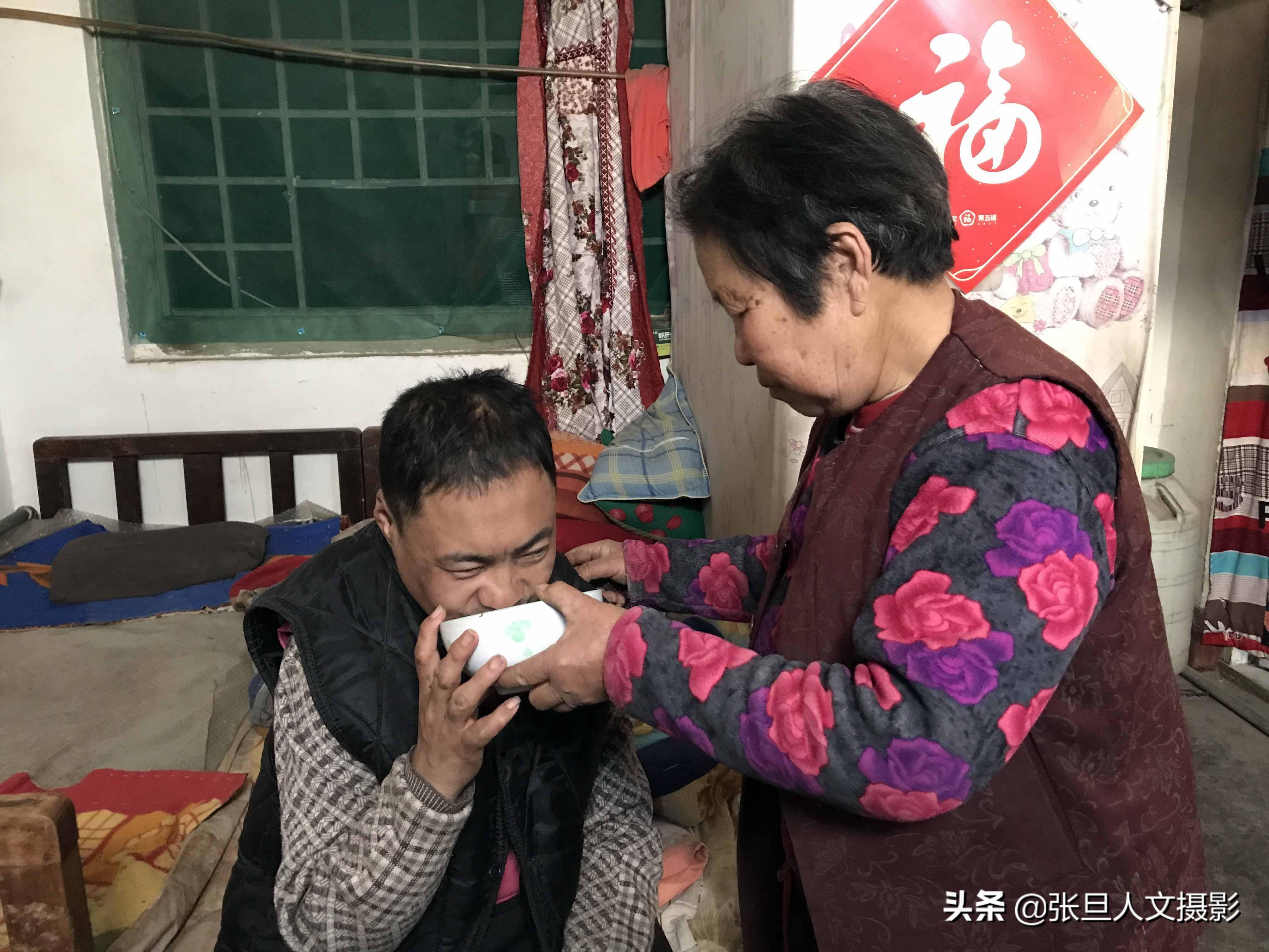 71歲農村大媽照顧智障兒子48年說兒子就是她的心頭肉真感人