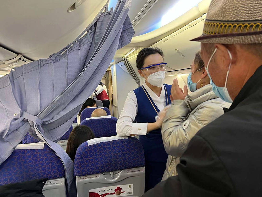断臂旅客要去乌鲁木齐紧急救治，南航航班冲破冻雾成功降落