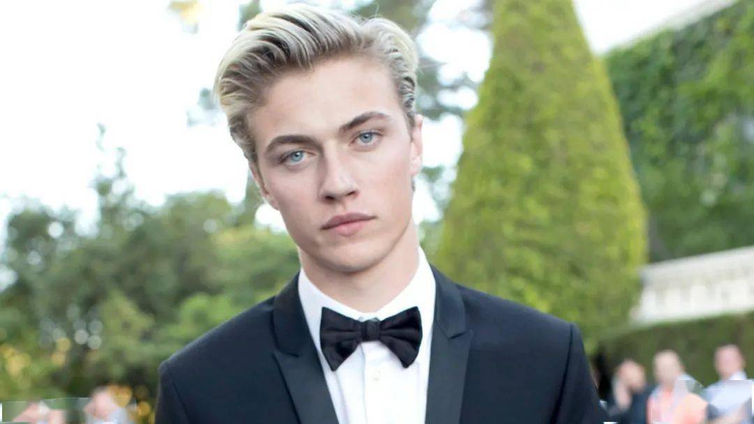 Smith23岁男模 Lucky Blue Smith 第三个孩子出生了！