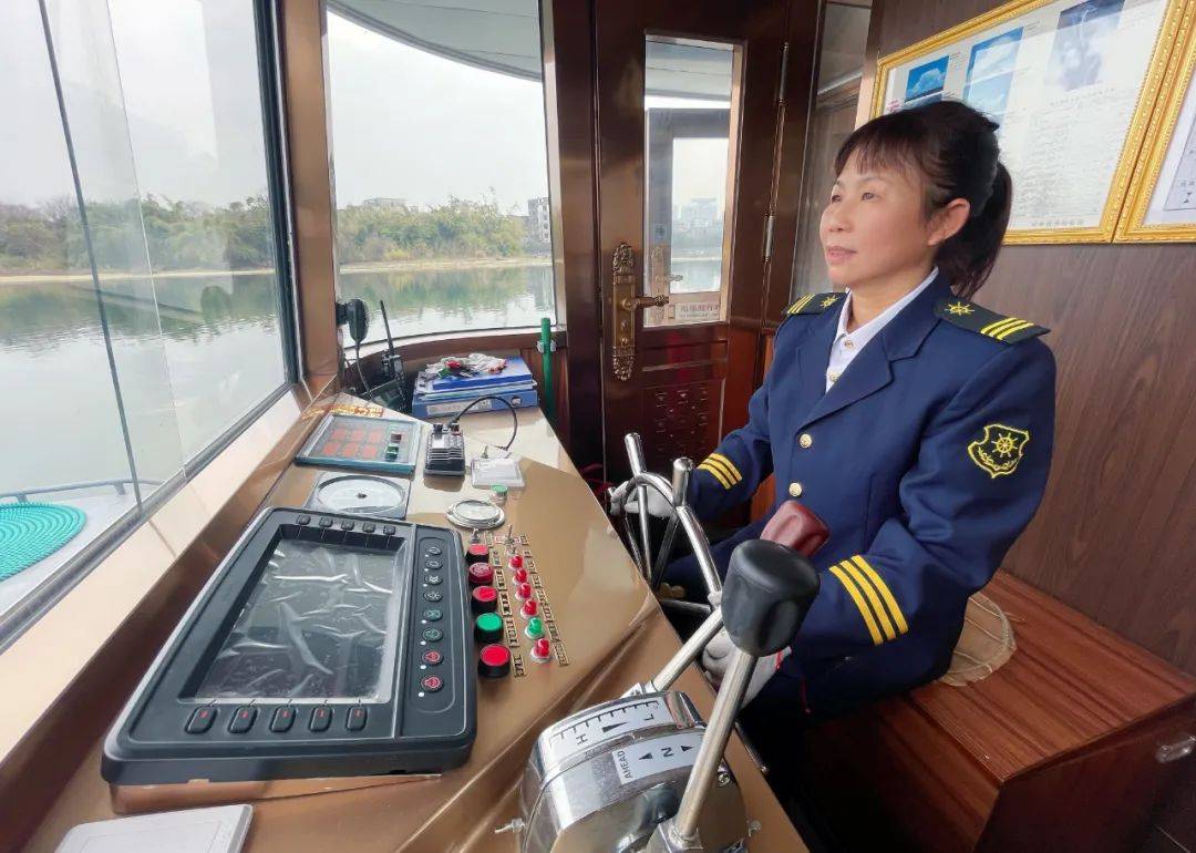 女船长桂林山水中行船三十年