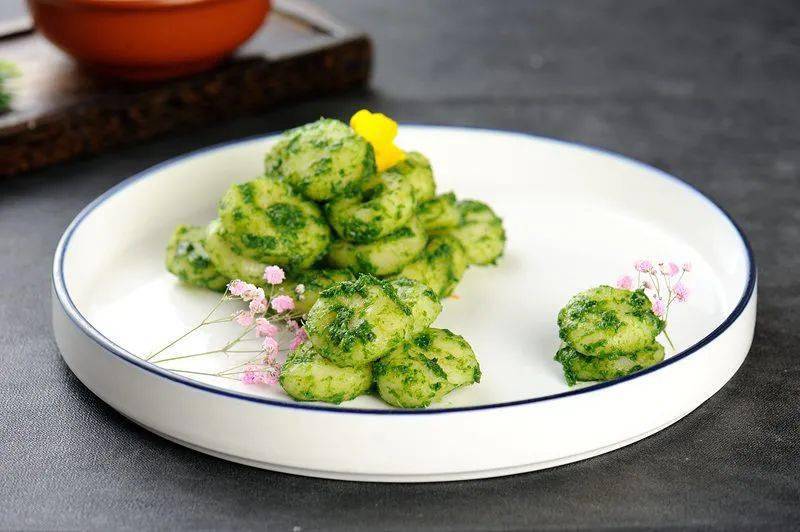 红葱酱草菇.茴香花生.芥味青笋虾仁.豌豆丁香鱼拌菠菜.炝拌四季豆.