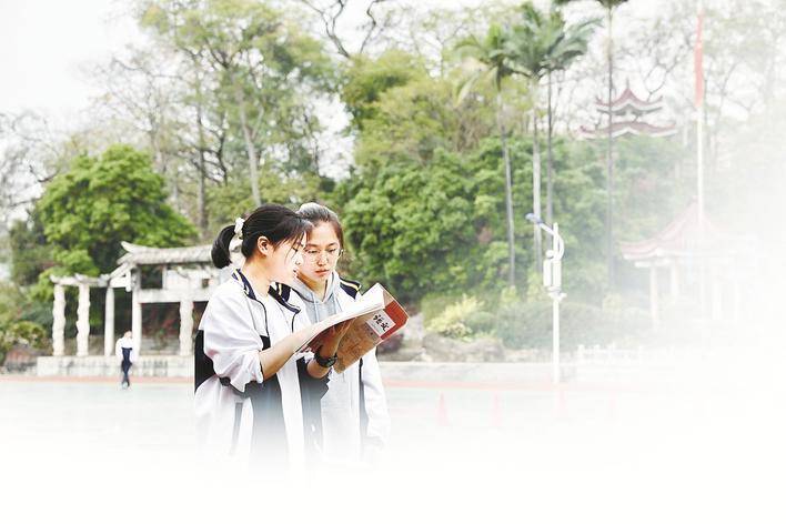 本报记者 严 洁 摄漳州一中芝山校区七年级学生在东南花都插秧体验