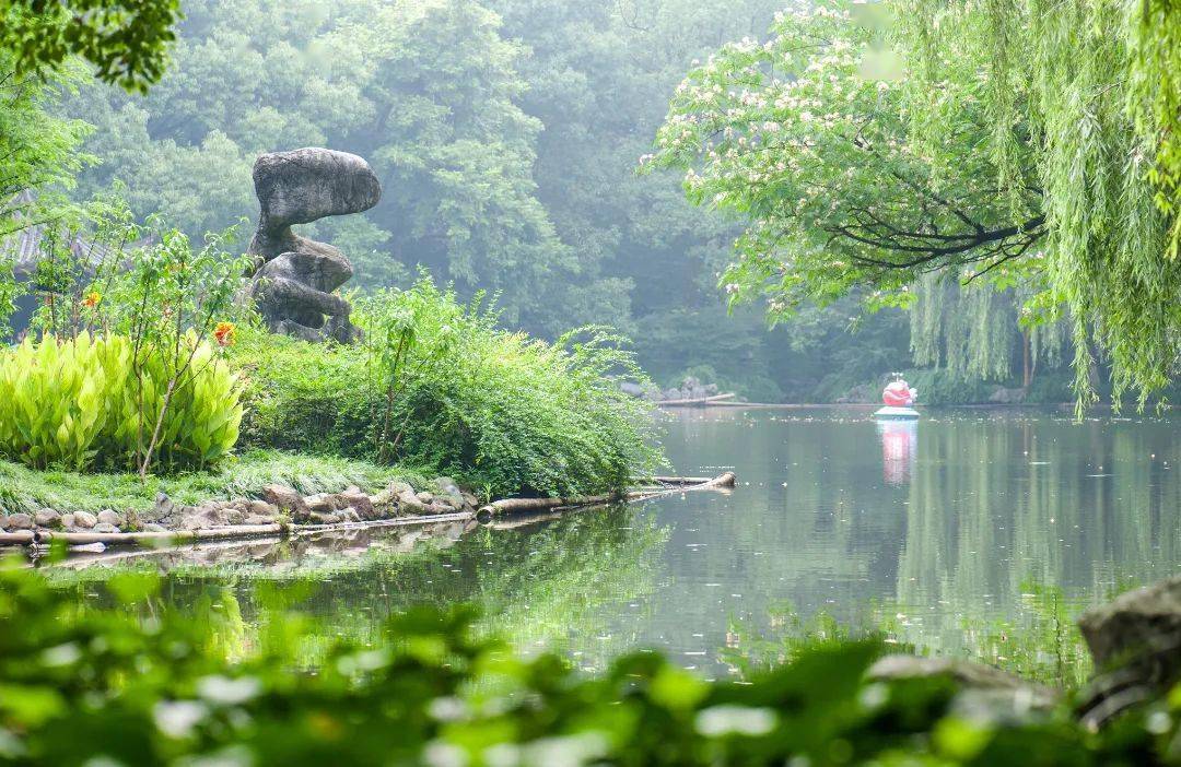 北连飘萍路,与天宁寺隔路相望,是金华市区第一个综合性公园