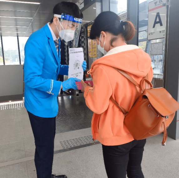 坐放心地铁深圳地铁全力以赴筑牢抗疫防线