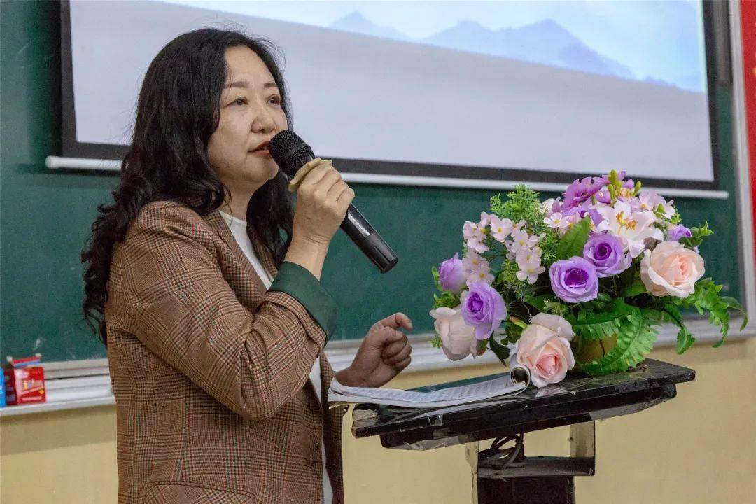 优秀教师庄利群,吴薇上台就这一话题,从宏观的角度再一次向在座教师