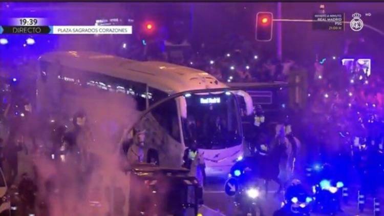 欧冠|皇马大巴抵达伯纳乌，球迷热烈欢迎警察骑马开路