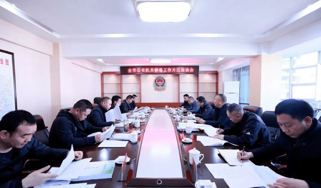 3月7日上午,冯长所一行先到镇雄县塘房村检查指导百县千村毒品大清除