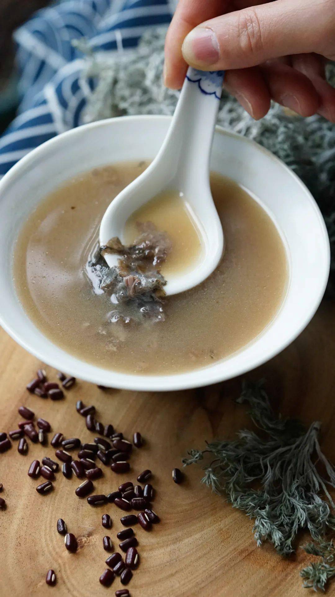 茵陈赤小豆鲫鱼汤茵陈,有发陈的作用,不光清肝火,化肝胆的湿热,还能推