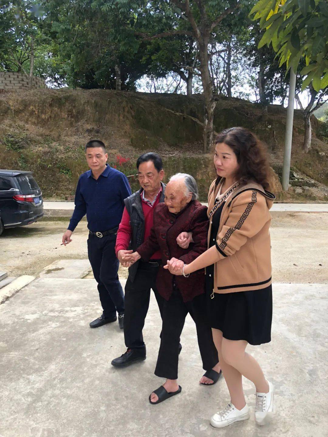 普宁山区两名百岁老人主动接种新冠疫苗