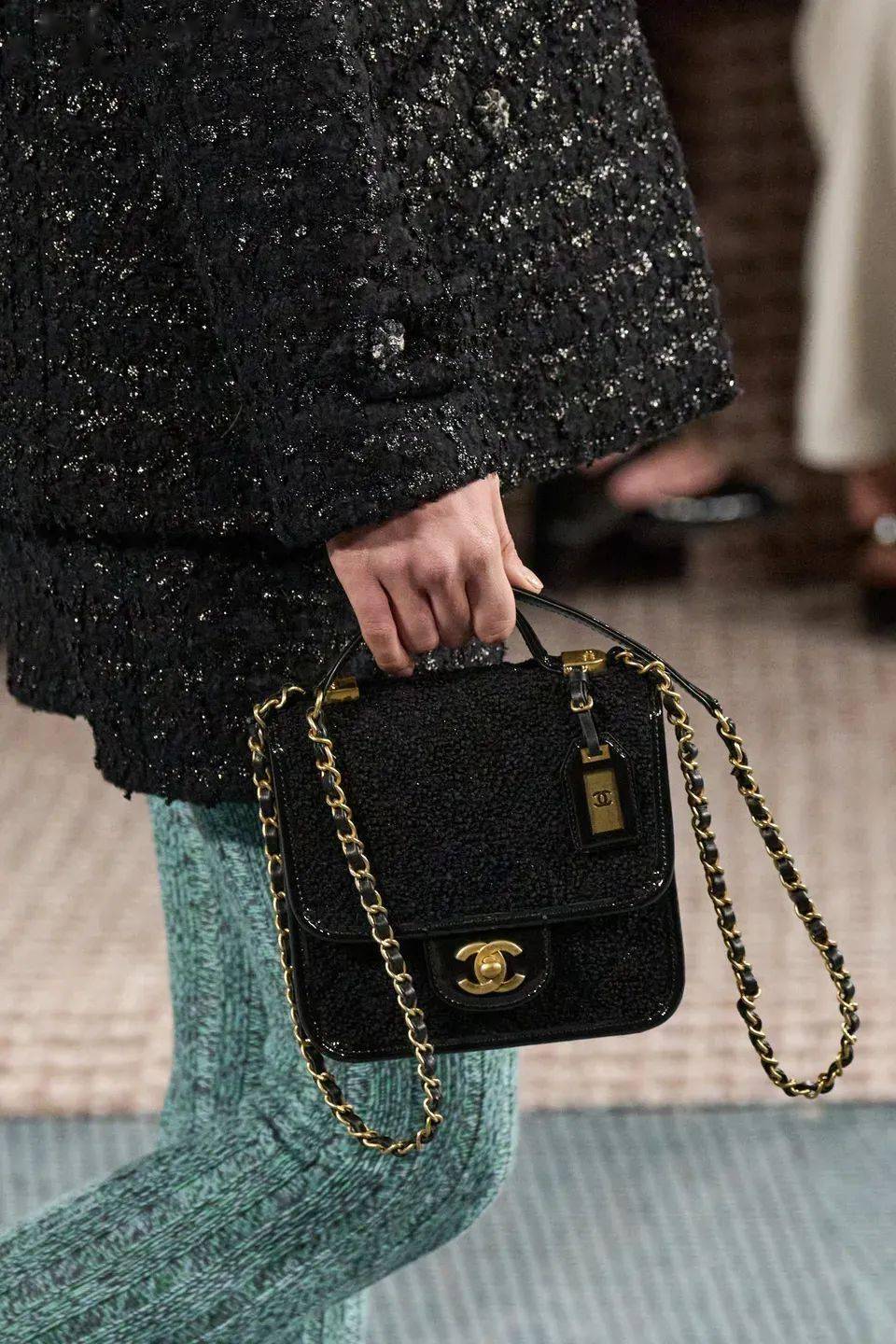 Chanel 想穿上香奈儿,对他说“我爱你”