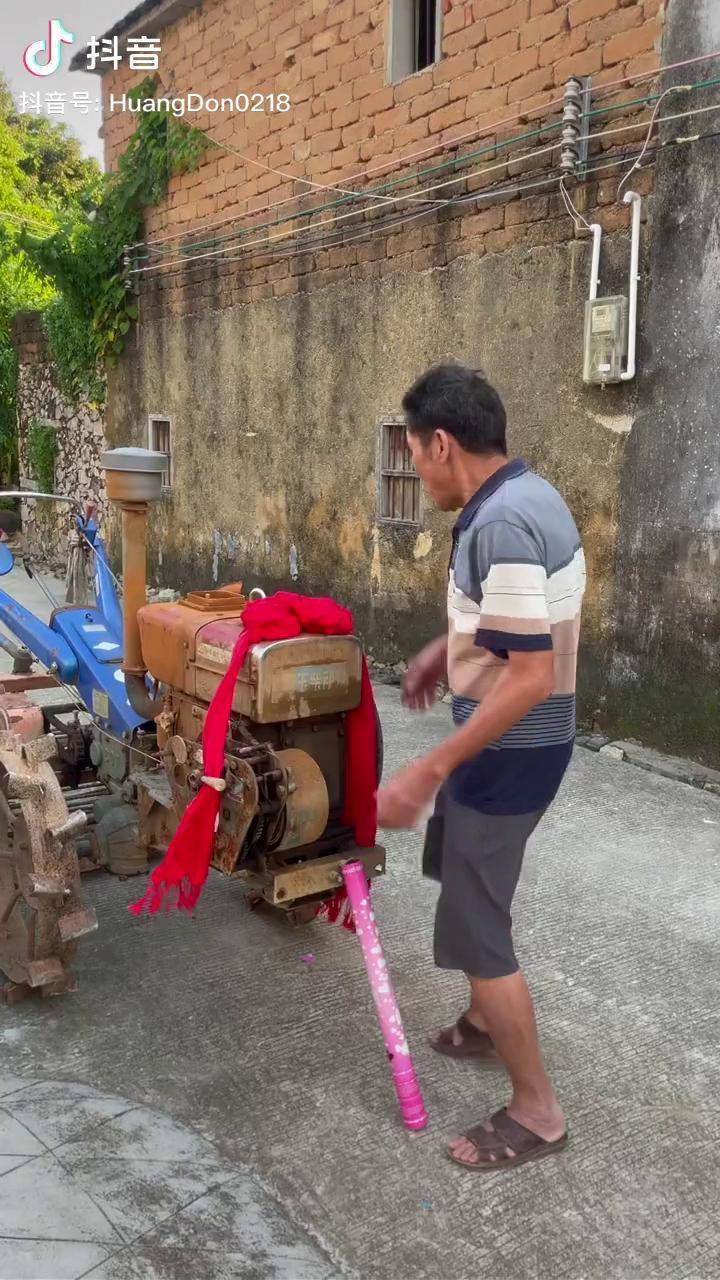 这俩父子真的是太可爱了买部手扶仔拖拉机好嫁细哦看一遍笑一遍农村