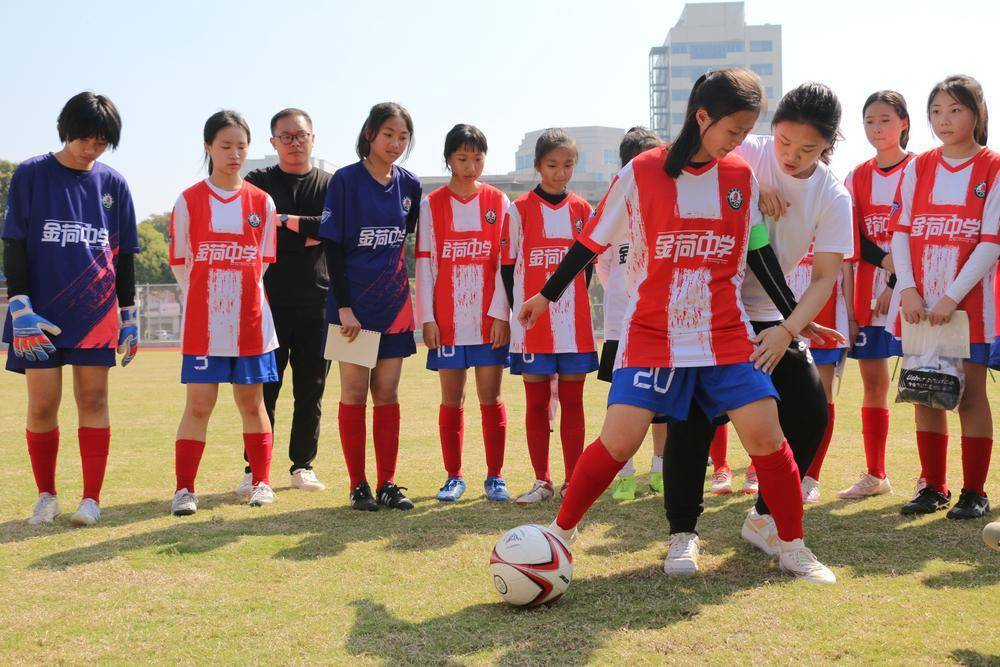 面对一群热爱足球,热爱体育的女中学生,肖裕仪坦言仿佛看到自己少时的