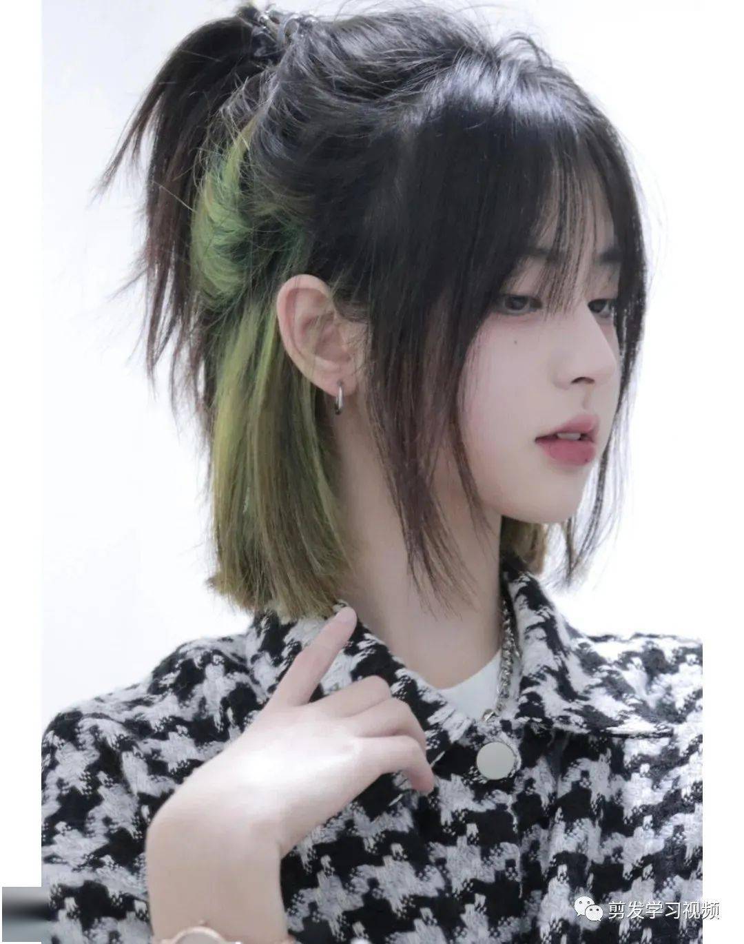 有一种很流行的"挂耳染",就是被lisa带火的一种染发,但是时尚圈的东西