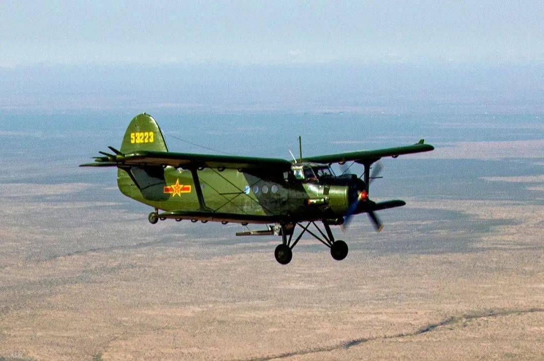 飞播任务西部播种造林,治理沙化的空军某运输搜救团一大队开启了1982