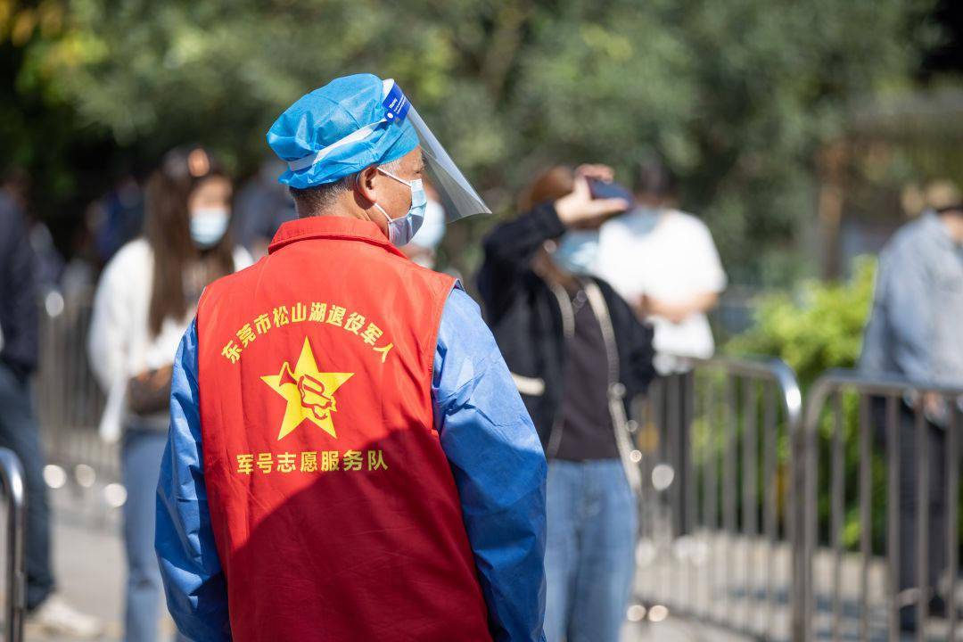 步履铿锵奔赴一线园区600多名机关,"两新"党员干部红色马甲在人群