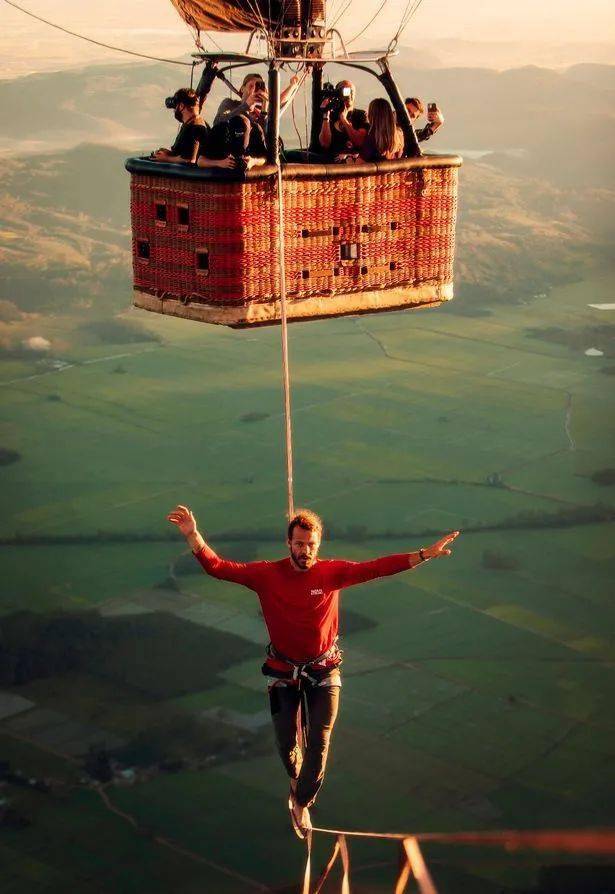 悬崖倒立百米高空走绳全世界最胆大的人都在这