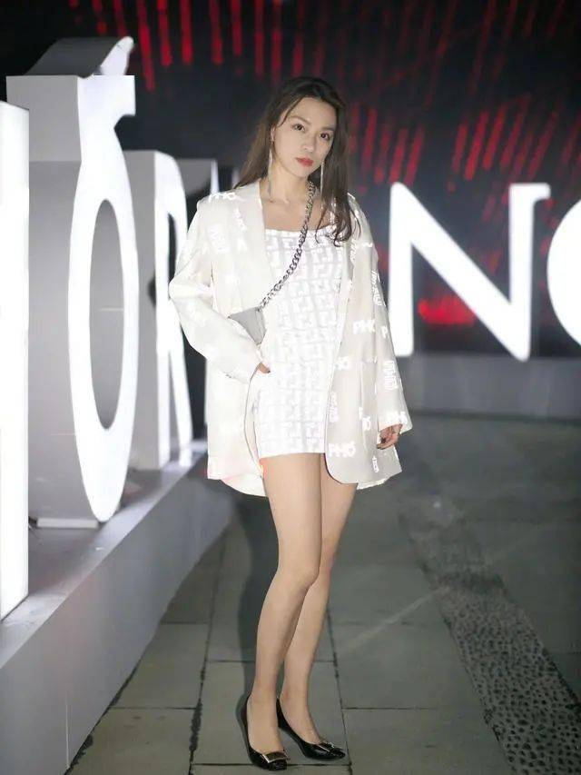 春天怎么选连衣裙从版型设计和颜色方面入手优雅又得体