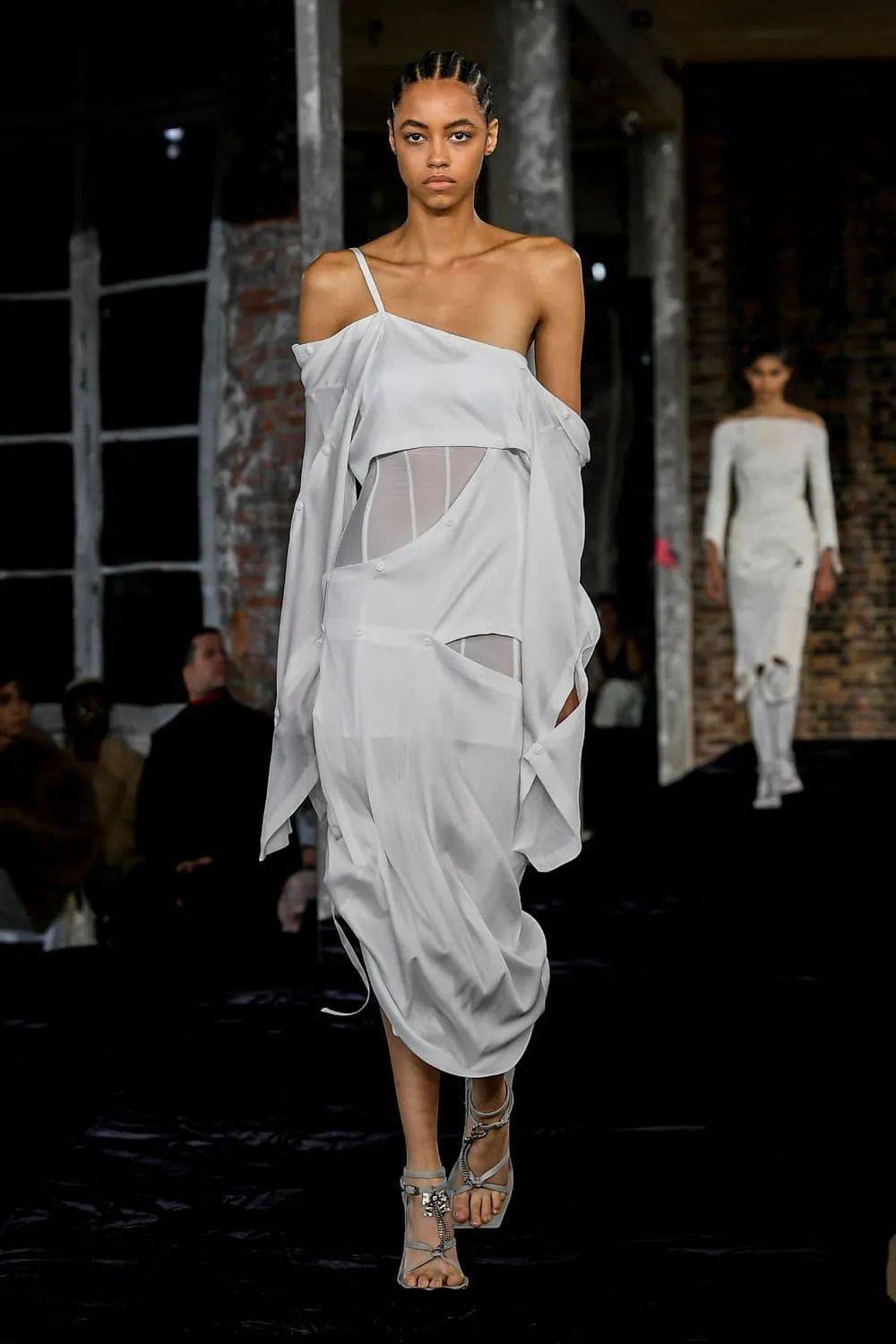 秀场秀场上的小白裙