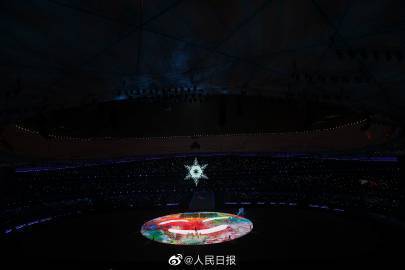 温暖又有力量！“留声机”上呈现出“爱”的字样造型