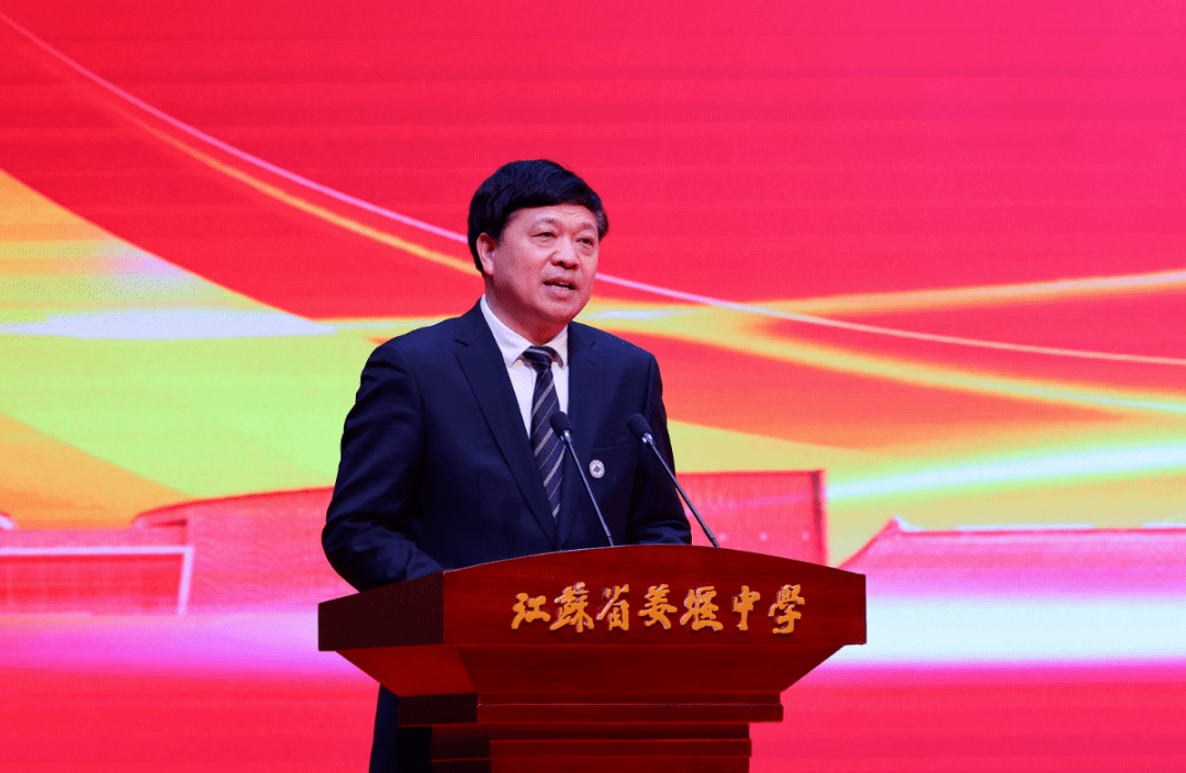 姜堰中学校长孙友新对深化南京大学与姜堰中学"双高"合作充满期待.