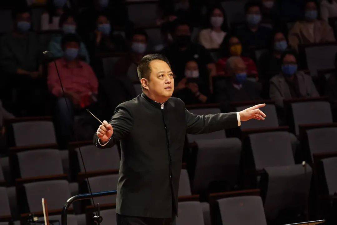 十载嘉音今日音乐对话指挥家吕嘉