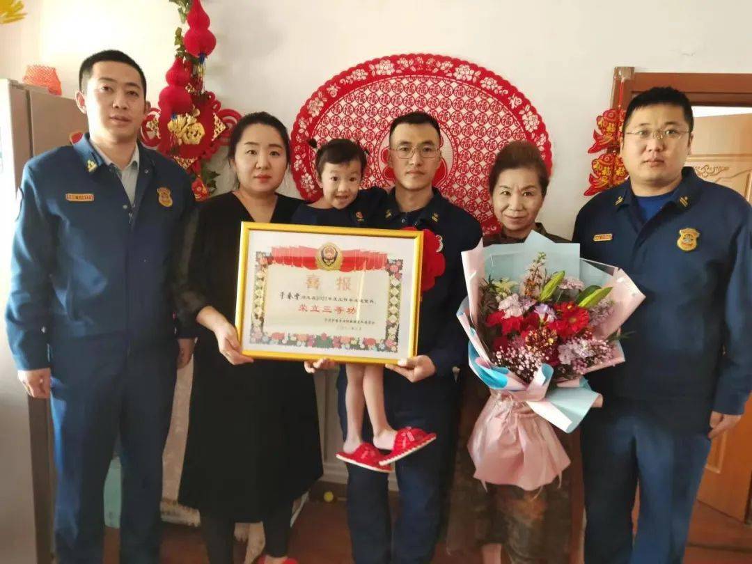 伊春支队开展送功奖到家岗活动