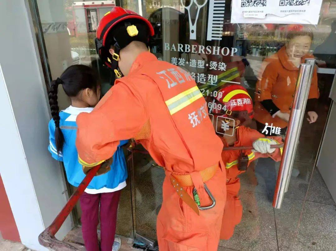 东乡一小孩被玻璃门夹手 消防员紧急营救_日东乡_东乡区_报警