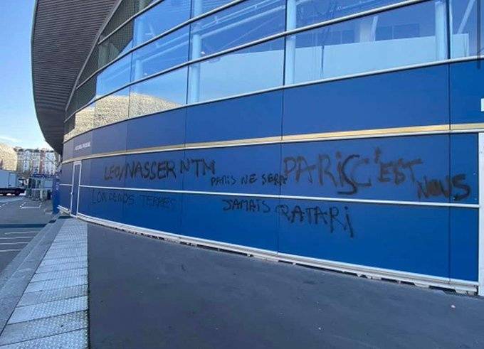 主场|巴黎球迷40多米涂鸦表不满，梅西、内马尔和高层均遭受辱骂