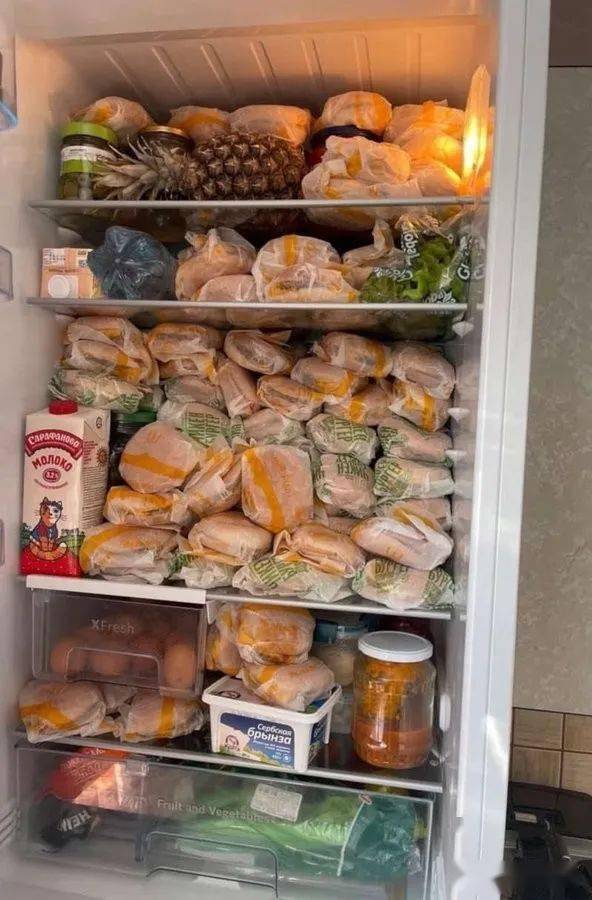 冰箱里摆满美食的图片图片