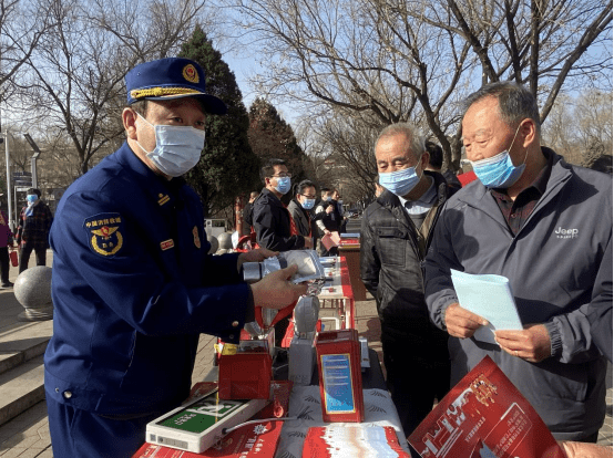 活動現場,大隊通過設立展板,現場講解,發放消防宣傳資料等方式向過往