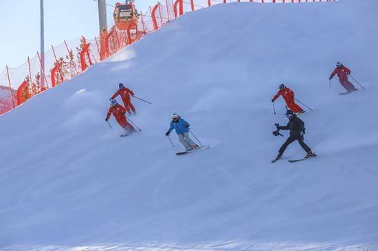 炫酷镜头背后，滑雪摄影师才是真“大神”