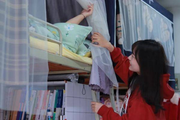 宿舍一起泡图书馆大家的努力有了收获室友成功在大二学年拿下两项奖学
