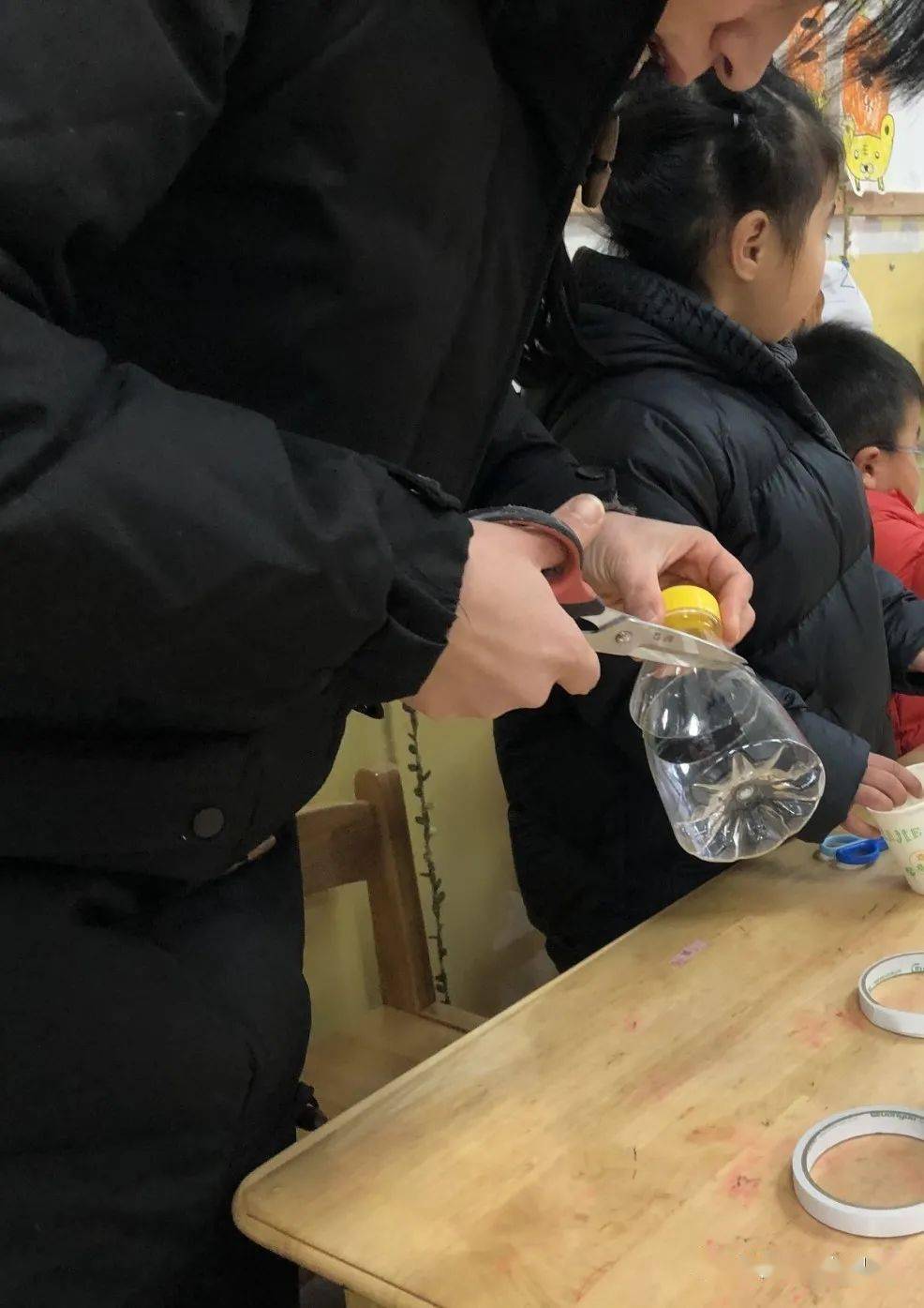 日朵宝带来了一袋矿泉水瓶,她告诉我:"老师,我们可以用这个来制作奖杯