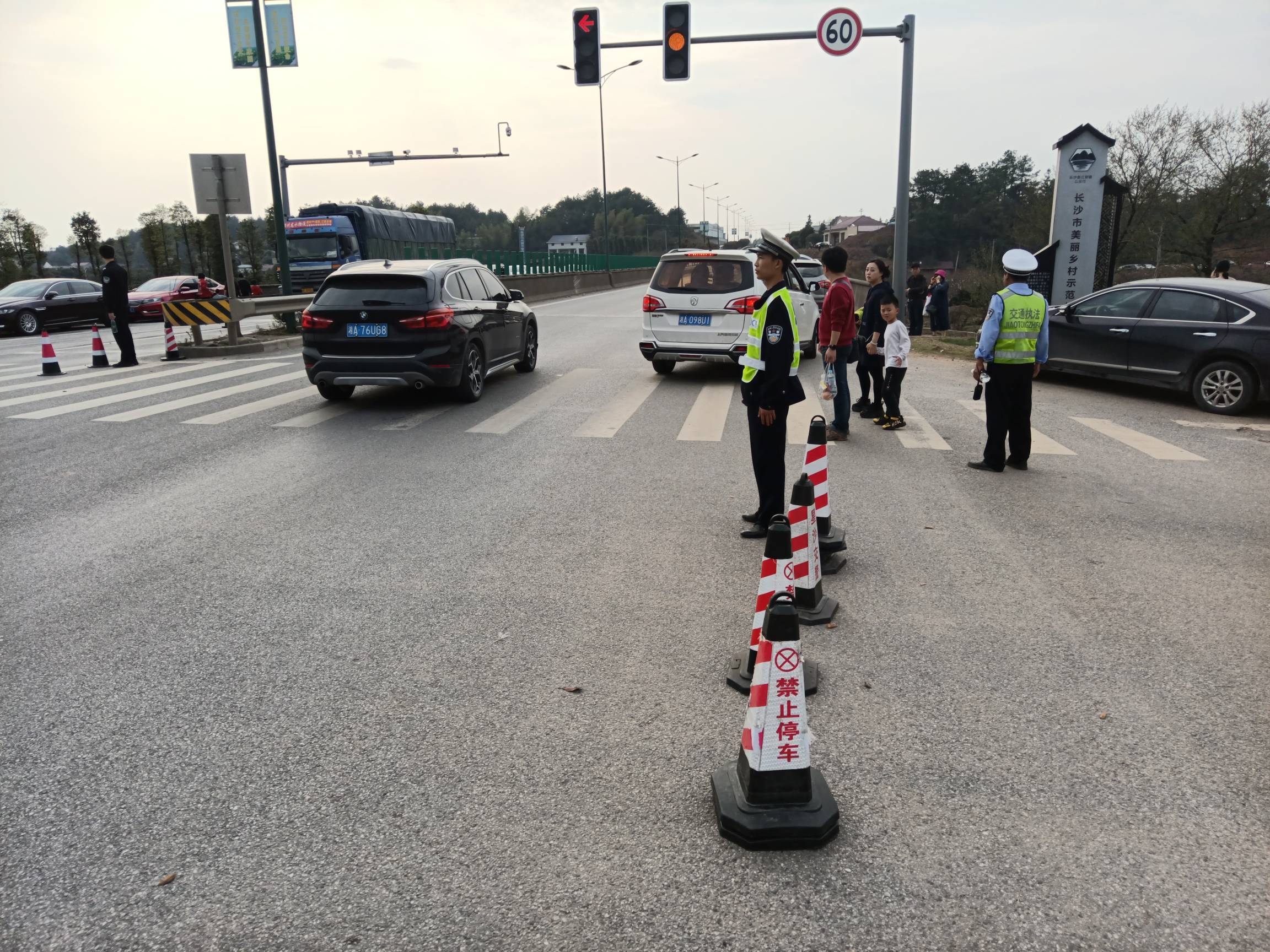 长沙县交警周末全天连续疏堵8.5小时，景区交通忙而不乱