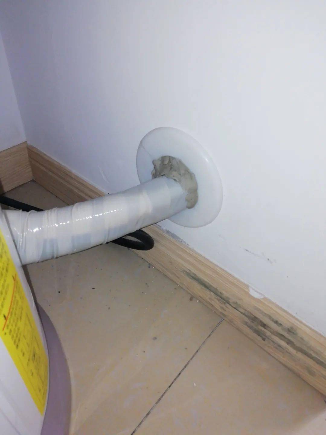 空调内机和外机管路连接的墙洞,要求内高外低,墙洞孔要用胶泥封堵