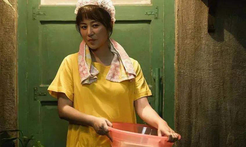 还是热心肠,独自经营着一个卖内衣的小摊的马露(马丽 饰);演员们演绎