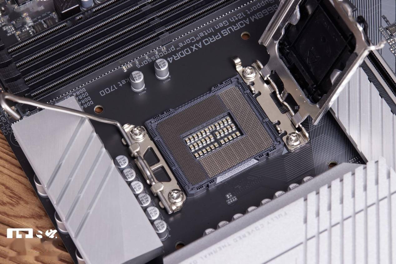 【IT之家开箱】技嘉雪雕 B660M 主板图赏：银装战甲，千元利刃