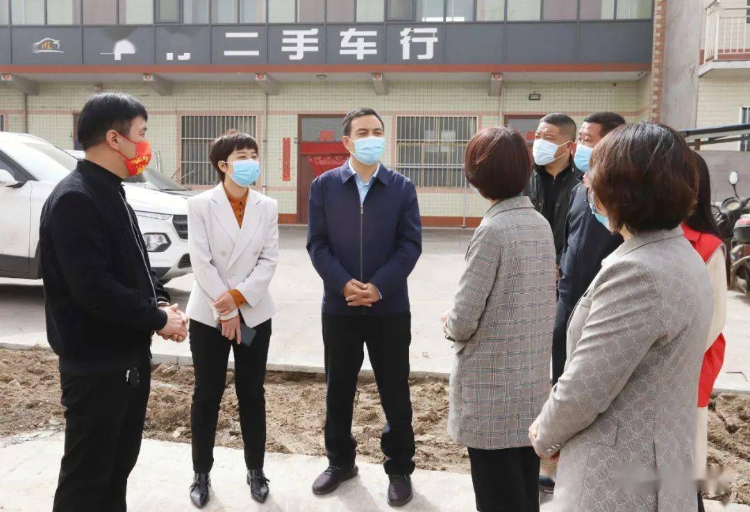 在固镇村疫情防控检测点,房武斌详细了解了网格化管理