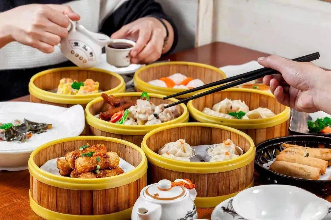 广东人喜欢齐聚茶楼叹早茶699元享丰圆轩34人餐吃丰圆轩虾饺皇豉汁蒸