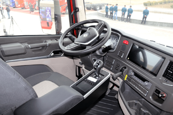 在内饰方面,豪沃max性能可以说是超越了很多乘用车,环绕式仪表台采用