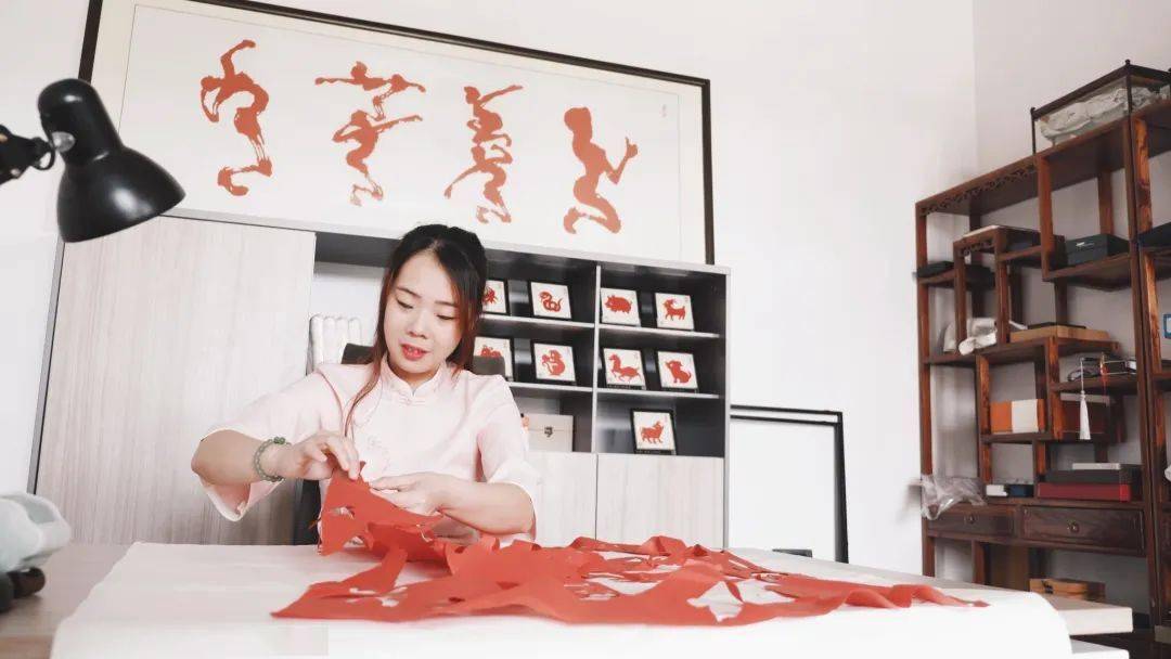 翟天麟,南通大学撕纸艺术研究所所长,艺术学院团委副书记,设计学教师