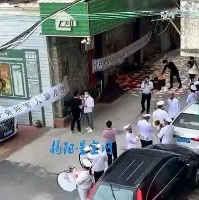 潮州某月子会所门口被撒纸钱,现场出殡仪仗队敲锣打鼓_婴儿_揭阳_中心