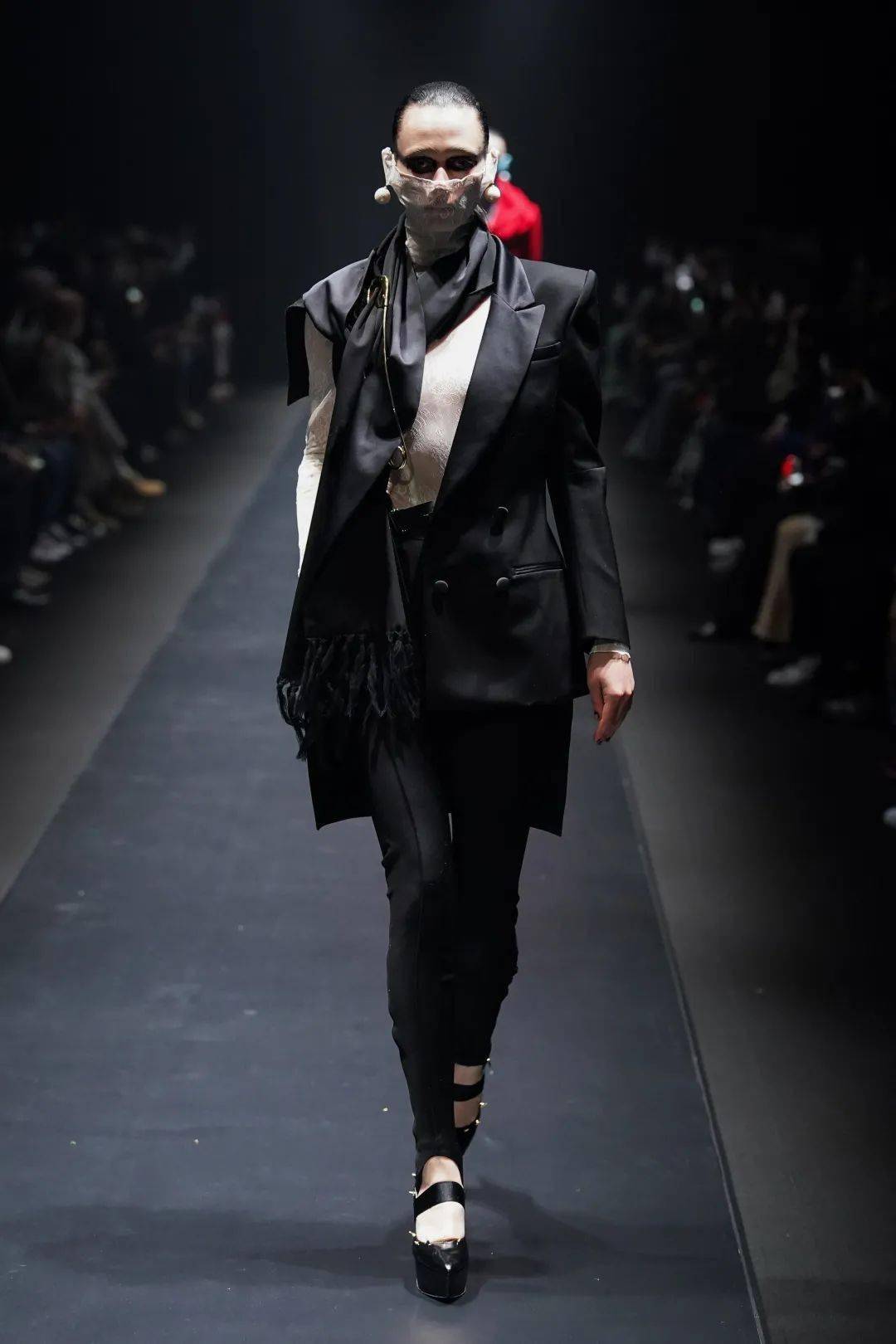 华丽与朋克美丽与愤怒高桥盾用颠覆性的设计语言将安静华丽融入到朋克