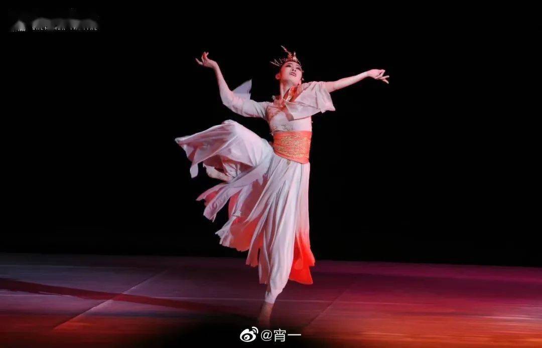 筑梦导师明星导师华宵一古典舞曲翩跹少女辗转腾挪皆有韵