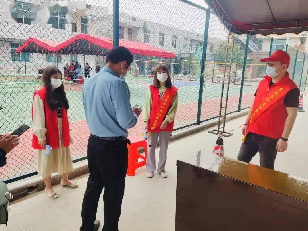 近日,惠安县紫山镇计生协会到核酸检测点协助做好现场秩序维持,测温验