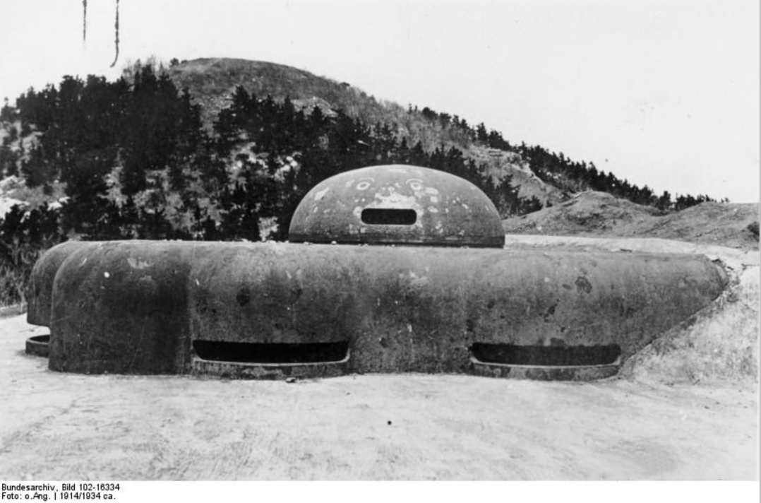 炮台内部分上,中,下三层立体结构;上层为军事观测区,中层为作战指挥区