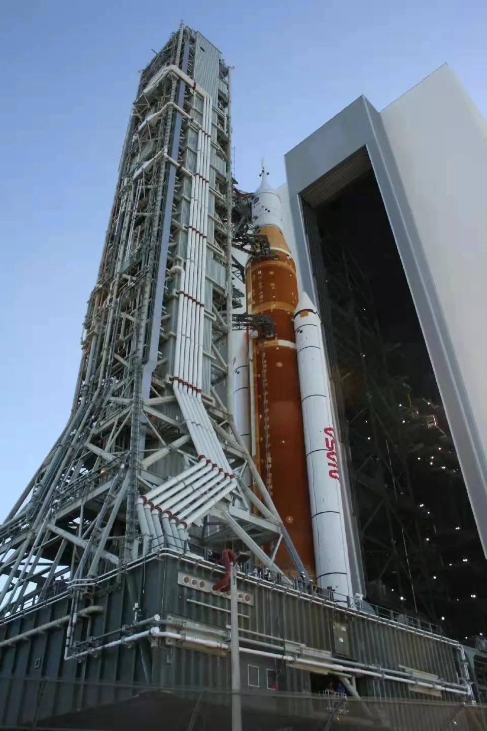 美国宇航局登月火箭太空发射系统转运至发射台