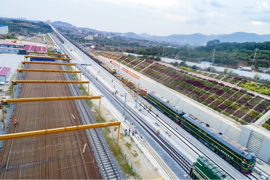 我国首条跨海高铁福厦高铁开始铺轨_厦门_泉州_铁路